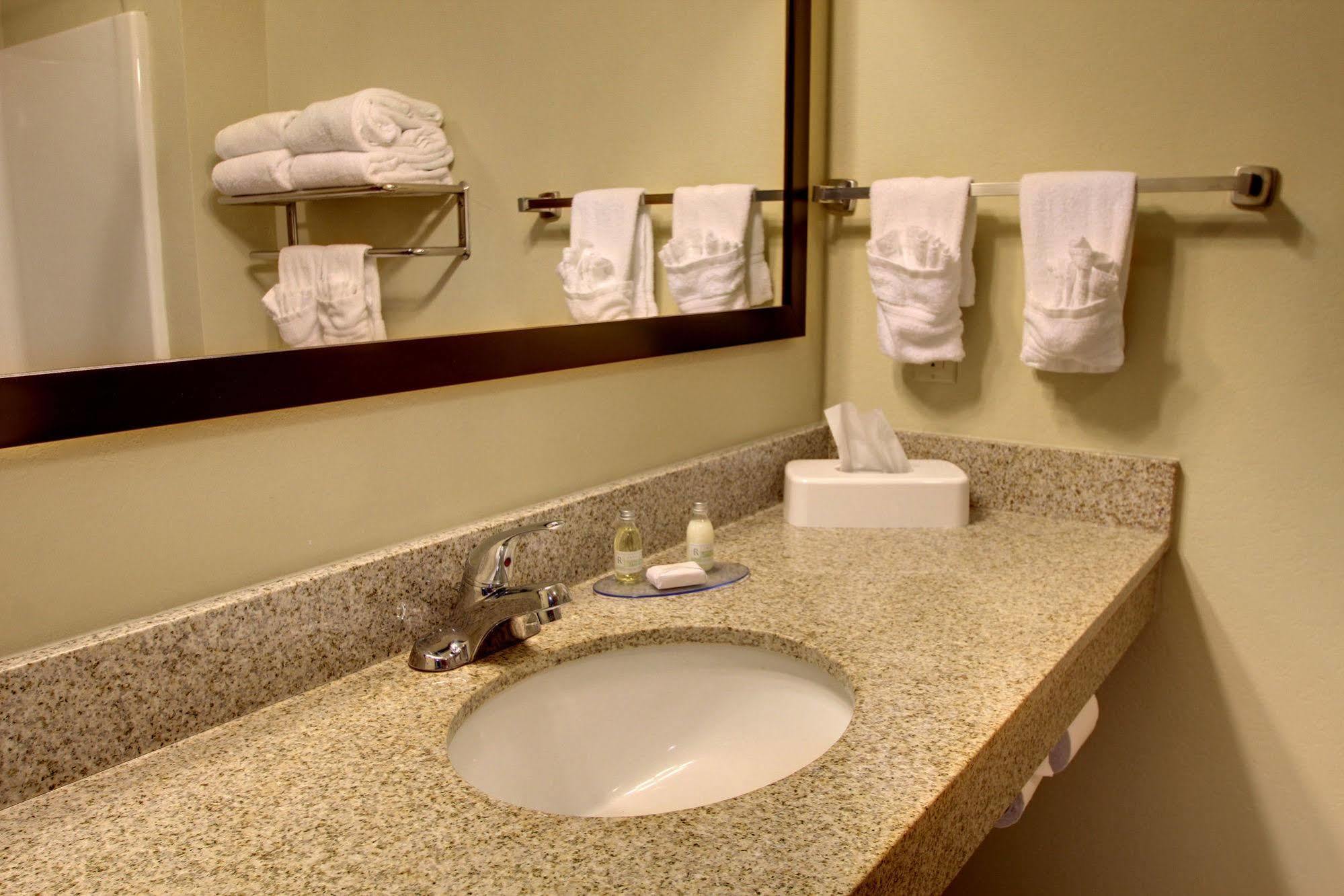 Cobblestone Inn & Suites - Hartington Экстерьер фото