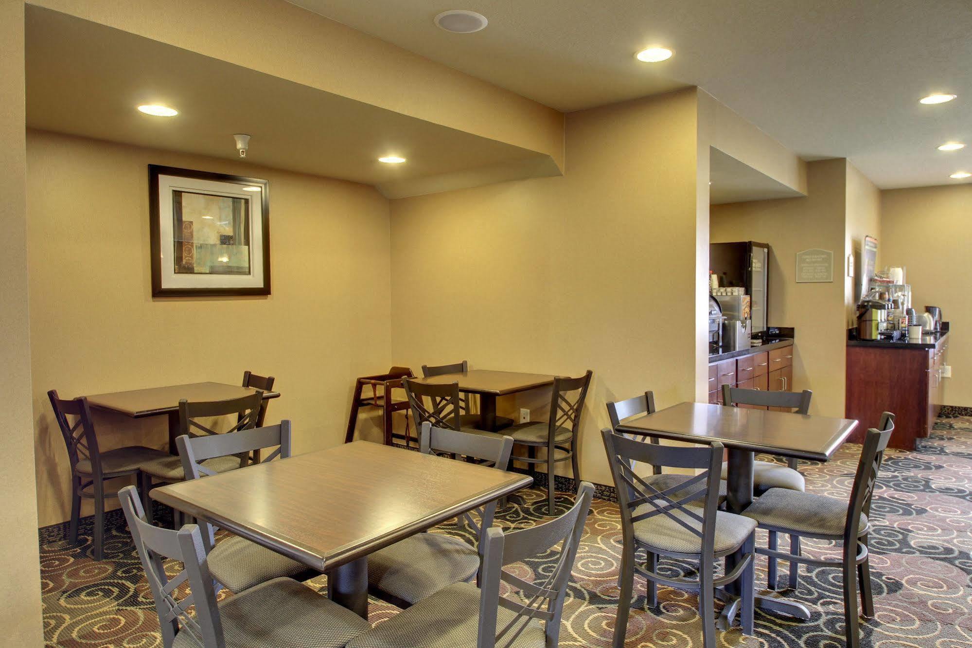 Cobblestone Inn & Suites - Hartington Экстерьер фото